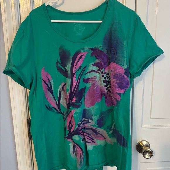 Beautiful happy flower tee shirt that can be dressed up or down. Must have - Picture 7 of 7
